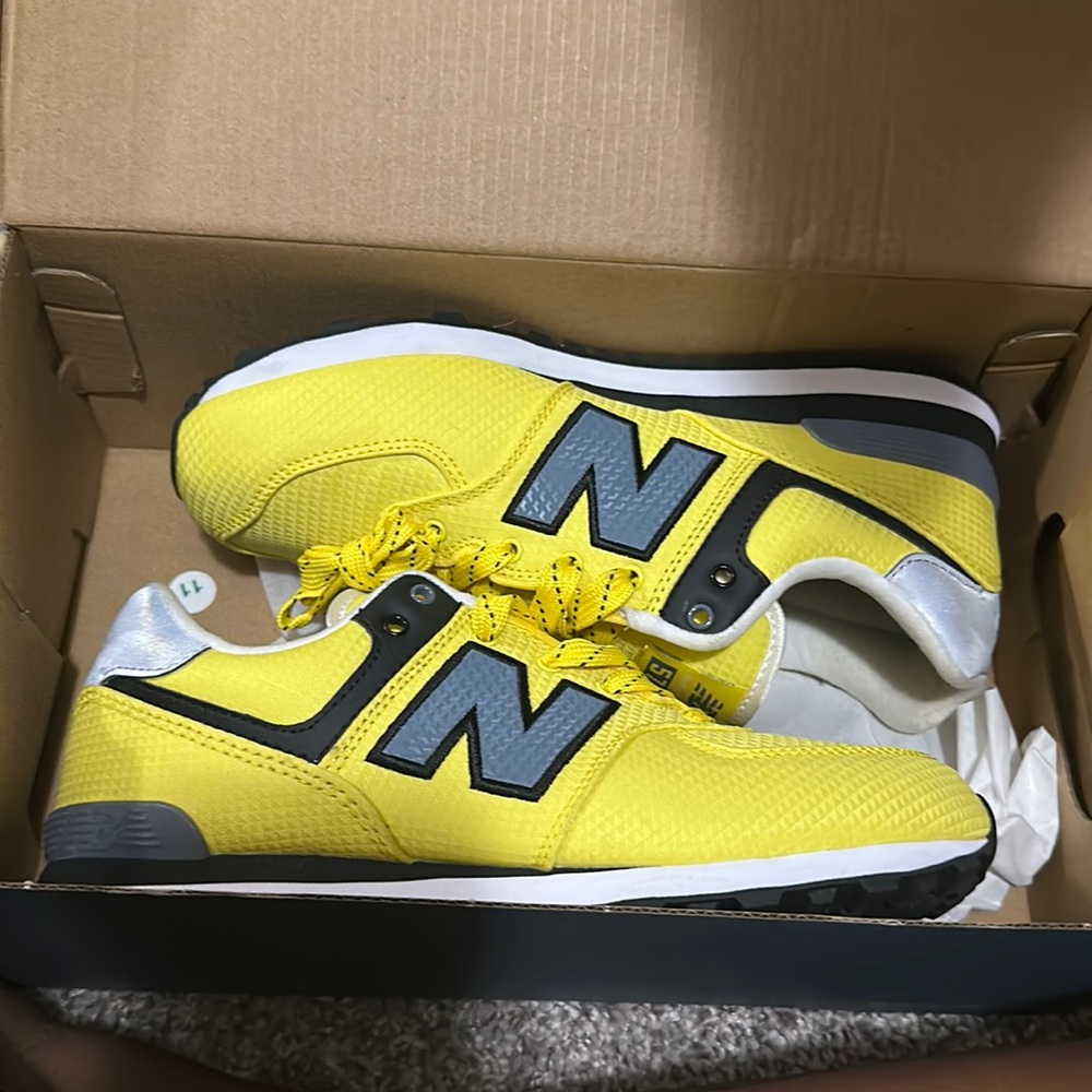 Yellow new balance sneaks, size 5